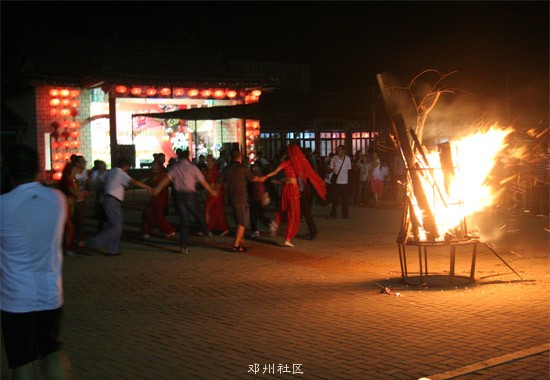 晚间的篝火晚会.jpg