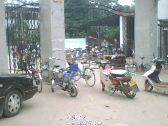 还是门口在堵着