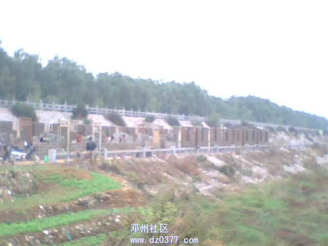 这是一排正施工中的简易房屋