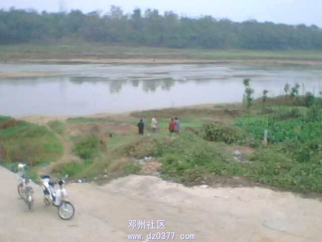 三名侦察人员正在测量呢