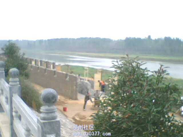 这是在下面盖简易房屋