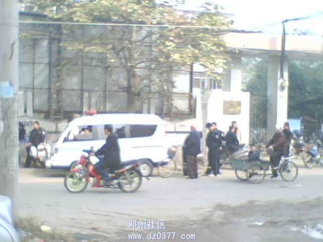 门口一辆警车