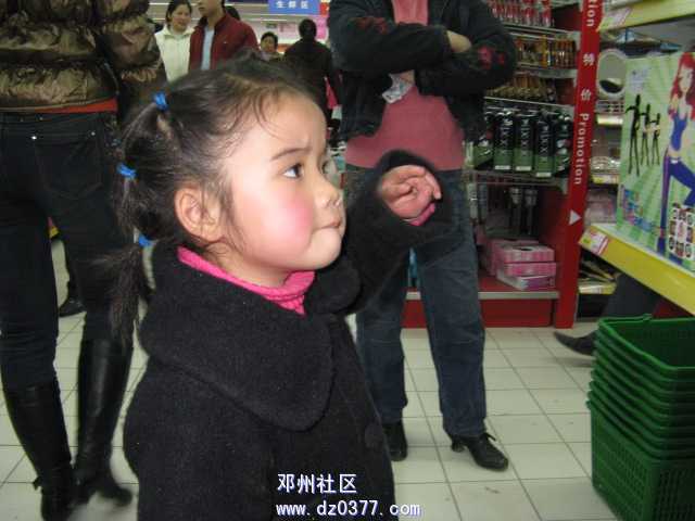 小姑娘很可爱的 听见音乐就跳舞