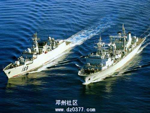 中国海军南海舰队169号驱逐舰进行海上补给.jpg